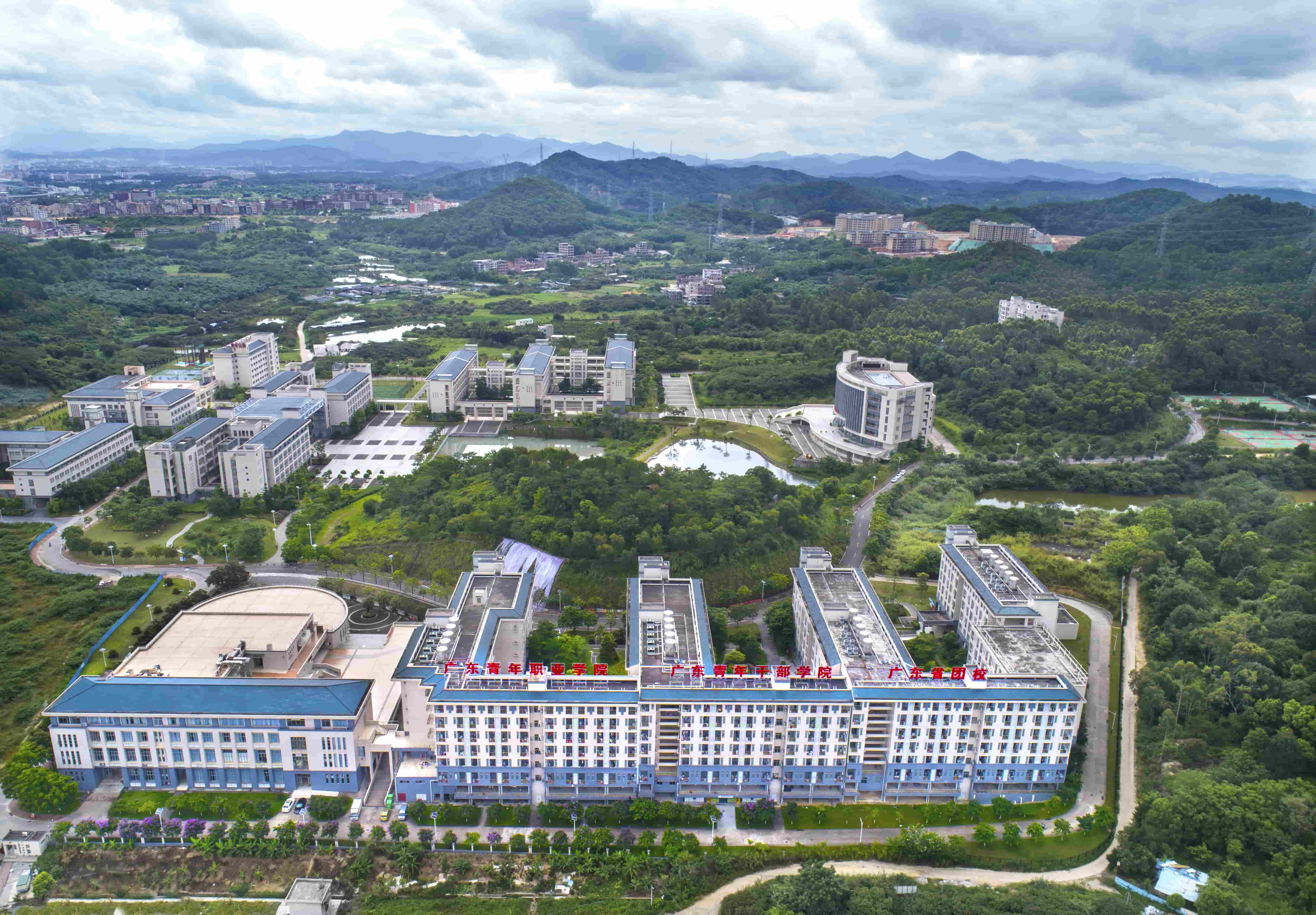 《箐箐校园》龙建平摄
