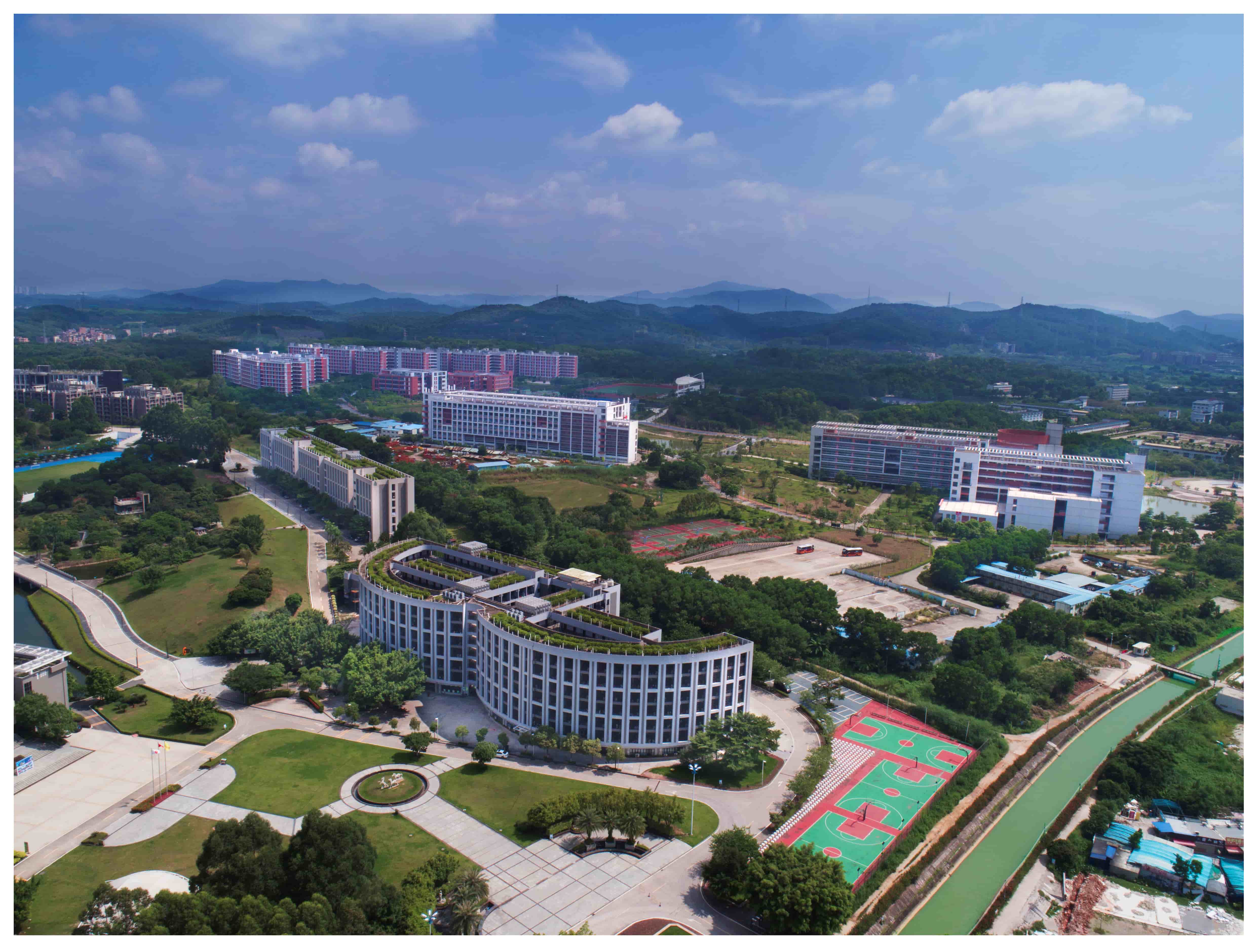 《高职园区一瞥》龙建平摄